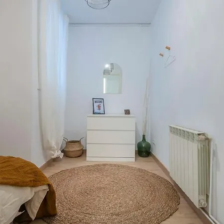 Elegant 4 Bedrooms 3 Bathrooms Catalan דירה