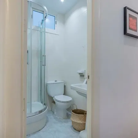 Elegant 4 Bedrooms 3 Bathrooms Catalan Apartamento Barcelona