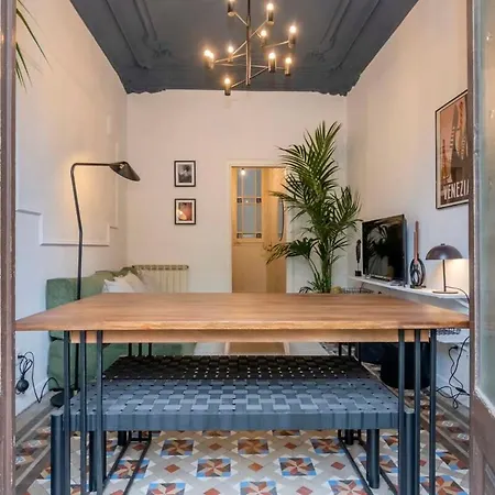 Elegant 4 Bedrooms 3 Bathrooms Catalan דירה *