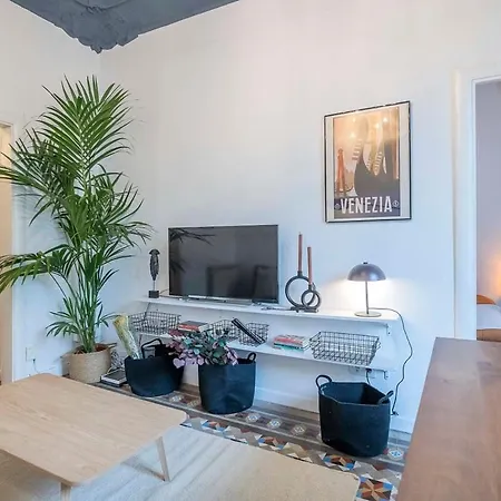 Elegant 4 Bedrooms 3 Bathrooms Catalan דירה ברצלונה